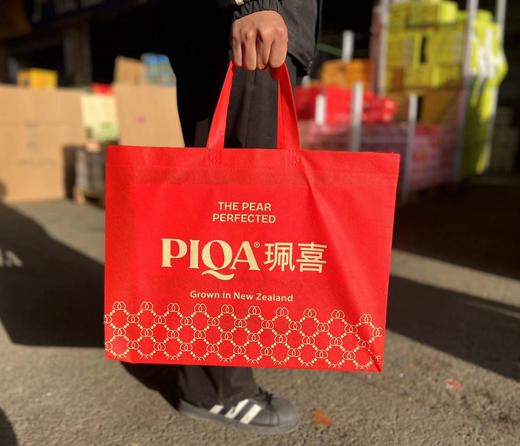 新西兰红梨礼盒  特级果，其他梨都是以清爽为主，这款梨感觉是被蜜蜂亲吻过，带着蜜意带着花香和果糖的甜。每一口都能吃出眯眯眼，每一口都能征服你。 商品图10