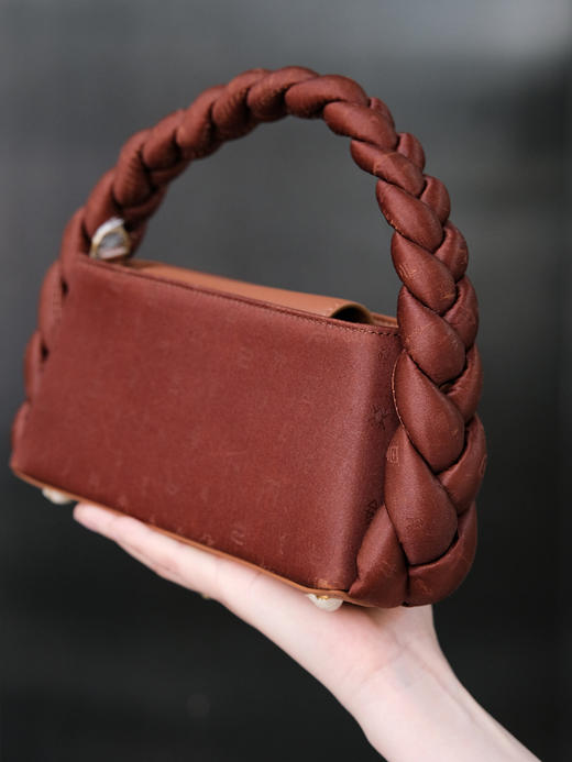 盛唐婧 |墨白手提包-咖色[特价品] 商品图3