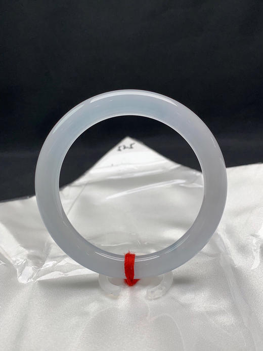 612904，52.5圈口，白冰细圆条美人条，种老水足冰透，整圈有光感 商品图3