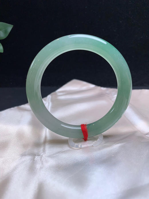 612902，57.5圆条手镯，整圈带底妆细腻均匀 肉很细 大半圈带浓绿底色，有特色 商品图4