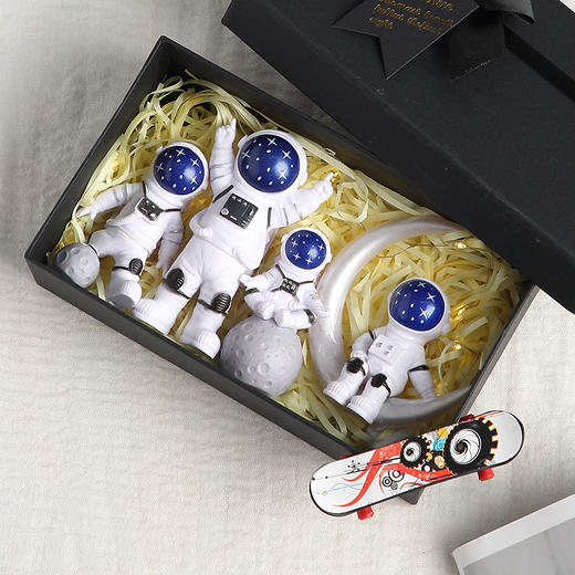 【送孩子or装点生活的宇宙惊喜🌌】超萌小太空人摆件🚀，儿童节礼物&家居车载装饰两不误✨宇航员摆件 小太空人创意模型 汽车家居客厅桌面车载装饰品生日六一儿童节礼物🎁 商品图2