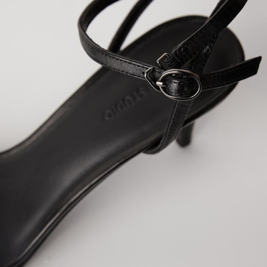 ROMI STUDIO“气质优雅”黑色羊皮革一字带细跟高跟凉鞋 RWCLP32224 商品图5