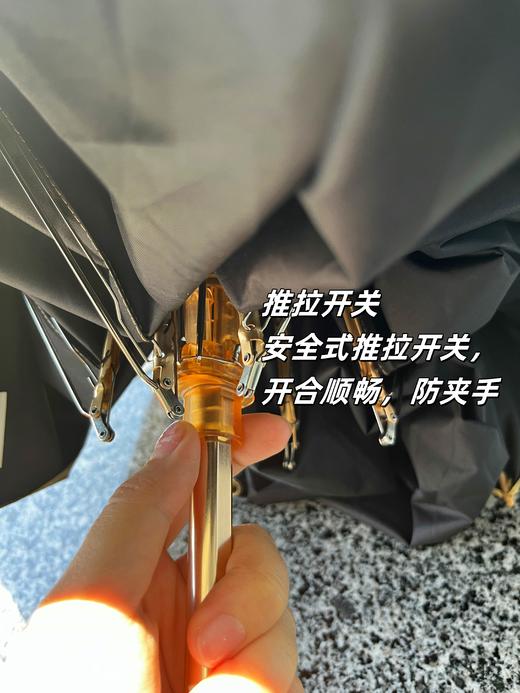 💗小分队实用推荐！48小时发 【防晒小金伞/轻型防风晴雨伞】UPF50+  阻隔紫外线>99%  轻巧便携 超扁五折小金伞升级款 金胶/金色伞骨/超柔全遮光/卡带式小金伞 商品图2