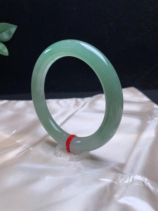 612902，57.5圆条手镯，整圈带底妆细腻均匀 肉很细 大半圈带浓绿底色，有特色 商品图2