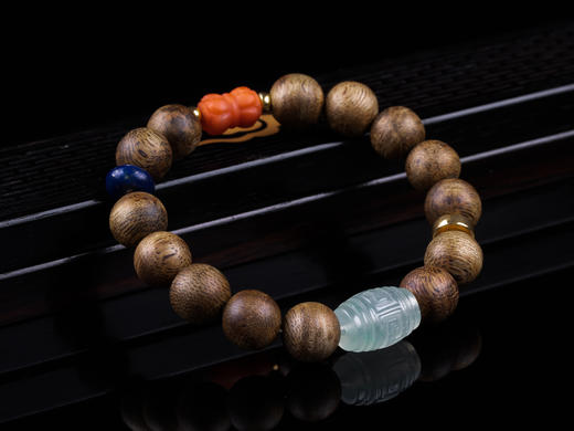 XY0180沉香+翡翠回纹珠南红并蒂莲手串 商品图6