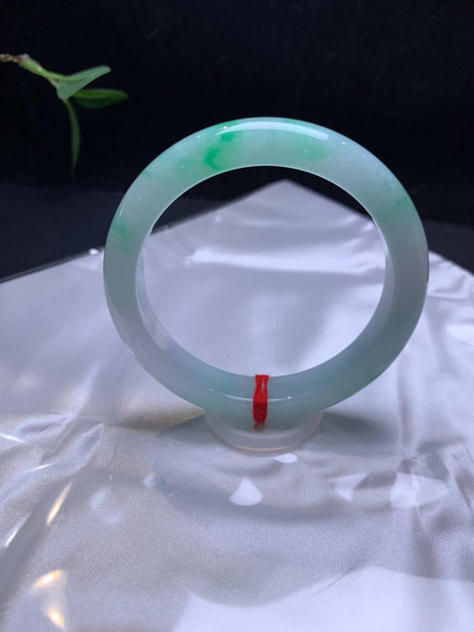 612896，56.5飘阳绿手镯，清新阳绿色，清新秀气，色甜甜的 商品图1