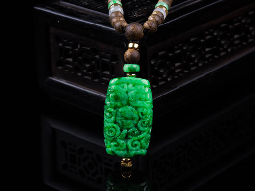 XY0293沉香+满色翡翠复古祥纹挂件 商品图3