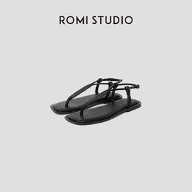 ROMI STUDIO黑色老钱羊皮革一字式扣带平底夹趾凉鞋 RWCRP32806【发货时效25天】