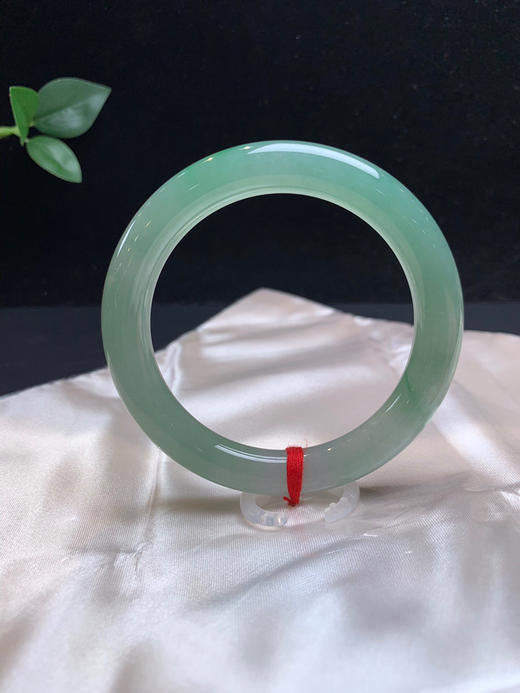 612902，57.5圆条手镯，整圈带底妆细腻均匀 肉很细 大半圈带浓绿底色，有特色 商品图1