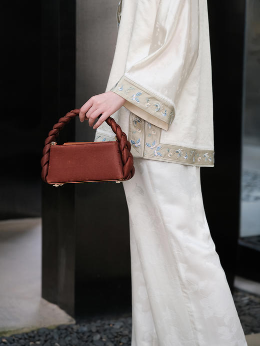 盛唐婧 |墨白手提包-咖色[特价品] 商品图5