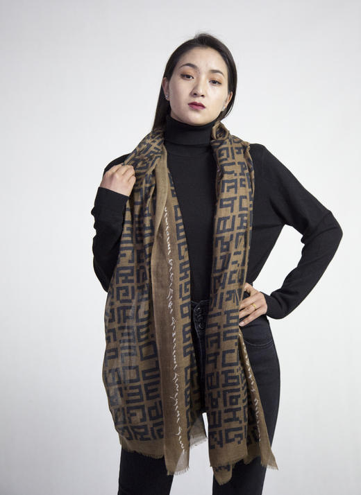 杞冠臻选 | YAKOO  牦牛绒 藏文字母款围巾 50%牦牛绒 50%羊毛 100X200cm 商品图1