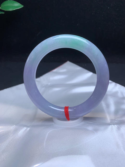 612912，56春彩圆条手镯，浓紫底带清新绿底，润润的、干净清新，底妆也非常细 商品图0