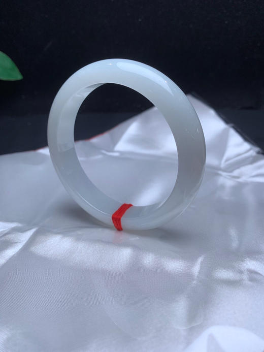 612915，55 白月光手镯，整体底妆均匀细腻，很秀气干净，清清爽爽的 商品图4