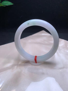 612914，61.7 淡紫飘绿手镯，整体带淡紫飘一些清新浅绿色  干净秀气