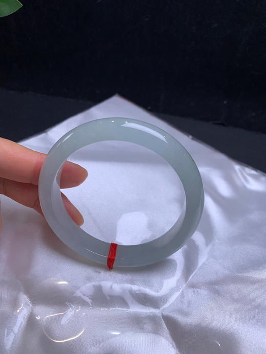 612917，54冰底细条正圈，10.5-8.2mm，整体冰冰透透的，小清新细条。整体清清爽爽的， 很秀气，局部带一点特色洒金，完美。超值价💰23300 #优石客珠宝#香玉荟萃 商品图3