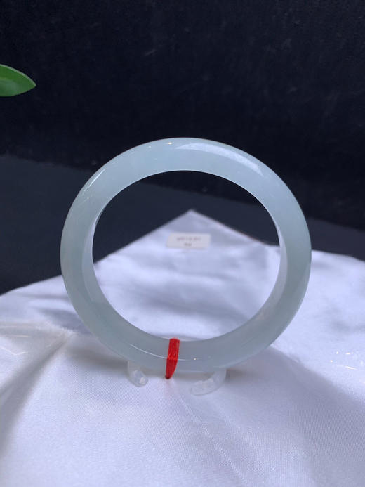 612917，54冰底细条正圈，10.5-8.2mm，整体冰冰透透的，小清新细条。整体清清爽爽的， 很秀气，局部带一点特色洒金，完美。超值价💰23300 #优石客珠宝#香玉荟萃 商品图2