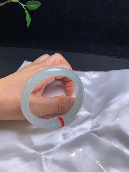 612917，54冰底细条正圈，10.5-8.2mm，整体冰冰透透的，小清新细条。整体清清爽爽的， 很秀气，局部带一点特色洒金，完美。超值价💰23300 #优石客珠宝#香玉荟萃 商品图4