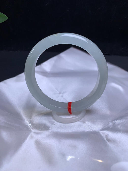 612917，54冰底细条正圈，10.5-8.2mm，整体冰冰透透的，小清新细条。整体清清爽爽的， 很秀气，局部带一点特色洒金，完美。超值价💰23300 #优石客珠宝#香玉荟萃 商品图1