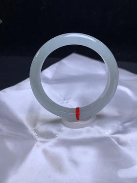 612917，54冰底细条正圈，10.5-8.2mm，整体冰冰透透的，小清新细条。整体清清爽爽的， 很秀气，局部带一点特色洒金，完美。超值价💰23300 #优石客珠宝#香玉荟萃