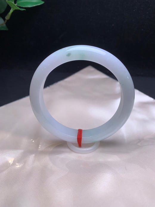 612914，61.7 淡紫飘绿手镯，整体带淡紫飘一些清新浅绿色  干净秀气 商品图1