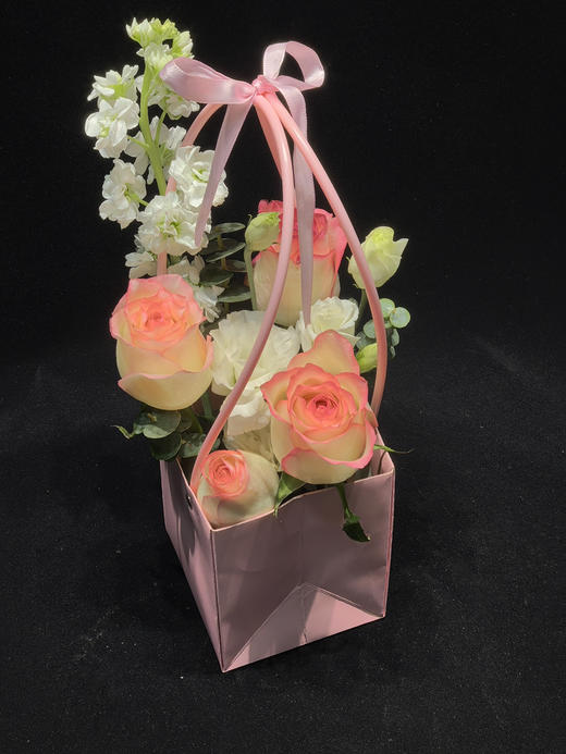 【天使馨韵花礼】新鲜鲜花束 （艾莎玫瑰4朵+ 紫罗兰1枝+ 配草）可备注送货时间 商品图0