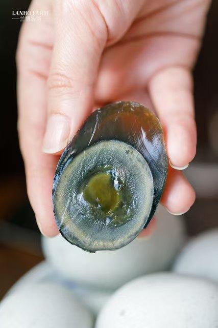 【9号晚24点截单】【限时6枚装秒杀 绿茶松花皮蛋 国潮双蛋礼盒】皮蛋是无铅工艺 入口香醇 Q弹爽滑 流沙红泥咸鸭蛋 选优质沙湖散养鸭蛋 商品图4