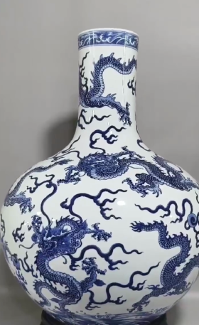 清代雍正青花九龙闹海图天球瓶
