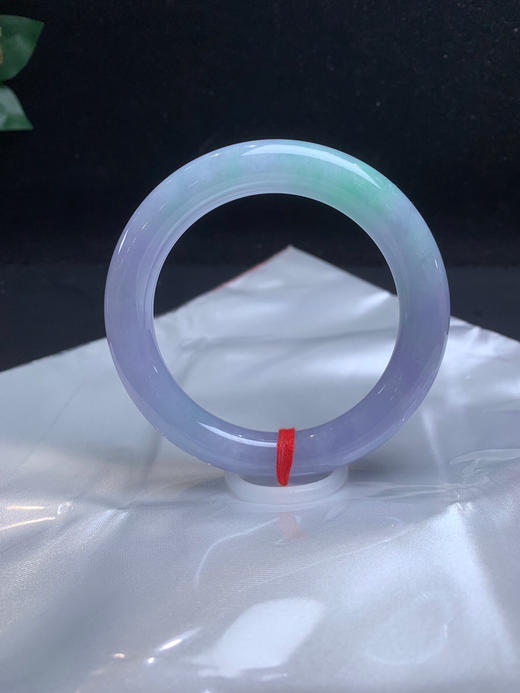 612912，56春彩圆条手镯，浓紫底带清新绿底，润润的、干净清新，底妆也非常细 商品图3