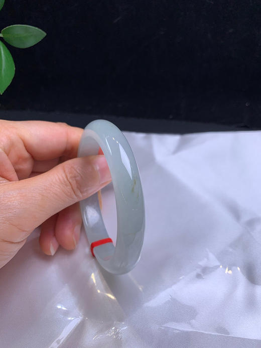 612917，54冰底细条正圈，10.5-8.2mm，整体冰冰透透的，小清新细条。整体清清爽爽的， 很秀气，局部带一点特色洒金，完美。超值价💰23300 #优石客珠宝#香玉荟萃 商品图5