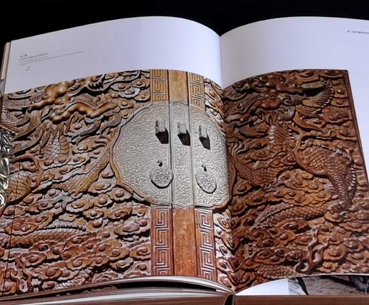 《木鉴：中国古代家具用材鉴赏》《木典：中国古代家具用材研究》，精装，16开，周默著，江苏凤凰美术出版社2021-2022年版，340+800页，分别定价：198、368元，分别售价：
95、180元。 商品图11