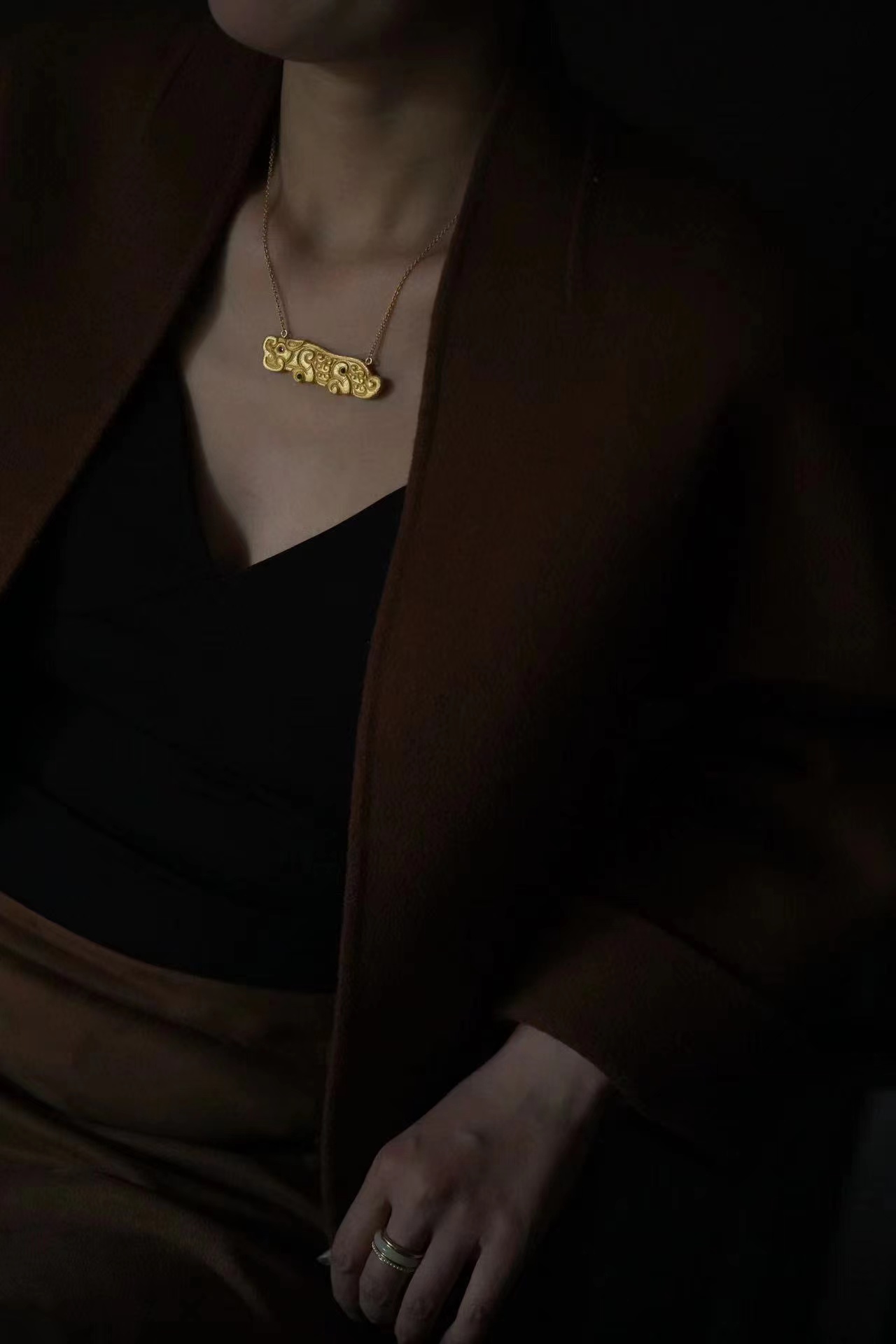 錾刻铜鎏金祥云瑞兽项链