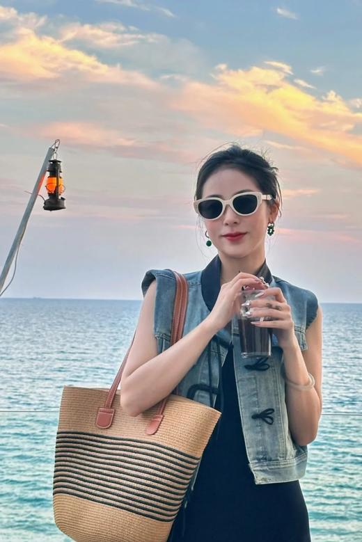 ins风轻熟简约条纹编织包超轻沙滩包 商品图0