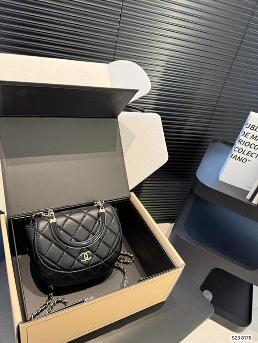 顶级免税版 VIP专柜体验 收到即官网同样 Chanel 25c早春新款 woc亚克力手柄 拎在手上气质满满的名媛风 小羊皮的材质柔软细腻、优雅有质感 手柄做了树脂的材质、很耐脏又好打理 商品图2