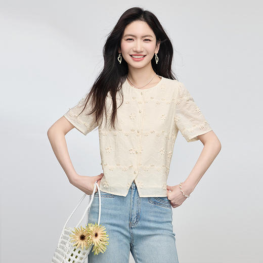【专属特价】熙世界法式立体绣花蕾丝衬衫女夏季2025新款时尚漂亮圆领短袖上衣 商品图4