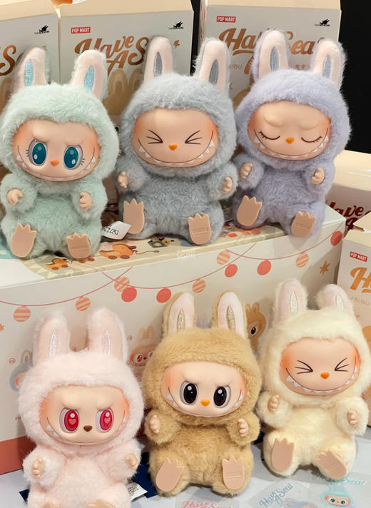 源头直出 【LABUBU 二代、三代系列公仔盲盒】它的爆。绝对不是没有原因的"成年人的精神奶嘴"毛绒+搪胶材质结合，软萌中带着立体感!动物毛发细节超级逼真!颜值与实用性兼顾的质感单品 商品图1