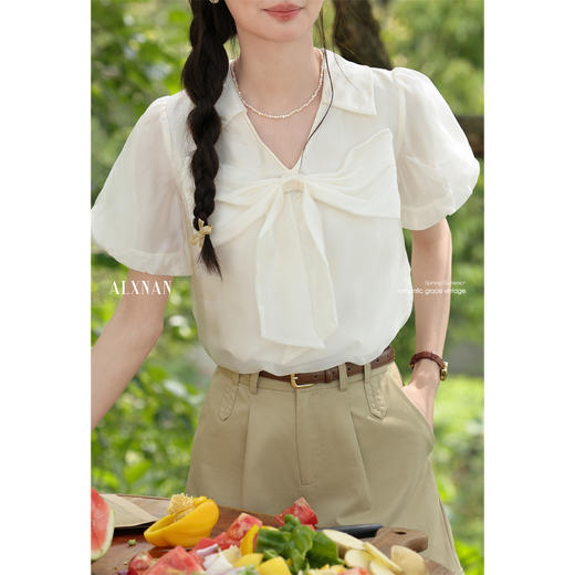 鹿向南「静美画苑」白杏色V领短袖衬衫夏新款休闲百搭宽松上衣女L55681 商品图3