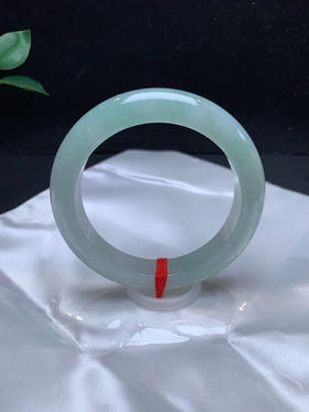 612924，56.5晴水底手镯，整条带淡淡的底色、清新干净、很秀气