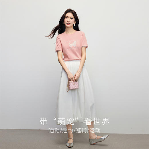 【专属特价】熙世界粉色小狗刺绣T恤女夏季2025新款蕾丝拼接短袖正肩体恤上衣 商品图1