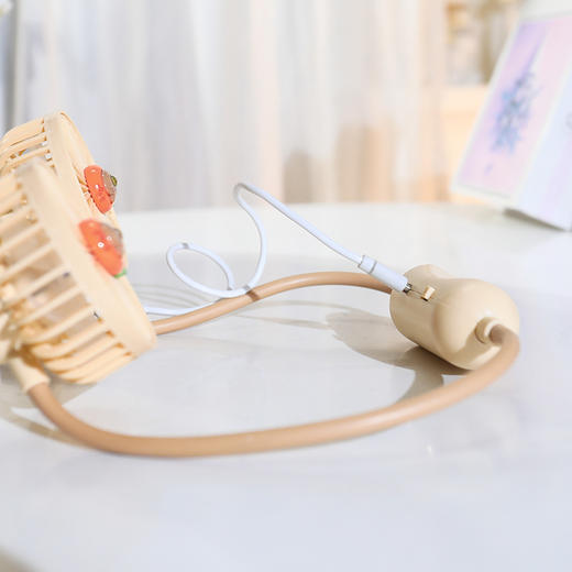 【夏日续命神器🔥】挂脖水豚风扇🐾解锁清凉新姿势！懒人必备，随时随地畅享凉风❄️2025夏季懒人户外便携挂脖风扇可调节软管水豚公仔卡通充电小风扇 商品图3