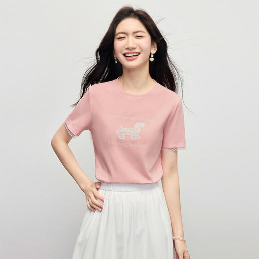 【专属特价】熙世界粉色小狗刺绣T恤女夏季2025新款蕾丝拼接短袖正肩体恤上衣 商品图3