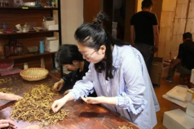 吃再多黑芝麻、枸杞不如它！常吃有4大惊喜，头发乌亮睡眠好，精力充沛一整天！