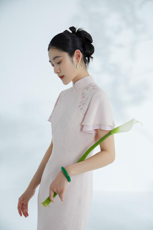荷言HEYEN 合熹 卷草纹桑蚕丝非遗花罗旗袍雪纺飘袖桃花刺绣高级定制 商品图1