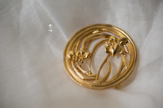錾刻鸢尾花铜鎏金胸针 商品图1