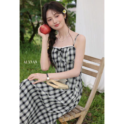 鹿向南「晨露格语」黑色格纹吊带连衣裙夏新款优雅气质显瘦长裙女 商品图4