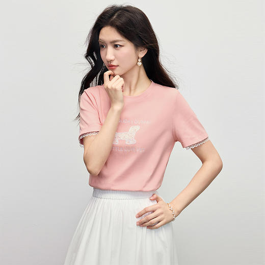【专属特价】熙世界粉色小狗刺绣T恤女夏季2025新款蕾丝拼接短袖正肩体恤上衣 商品图4