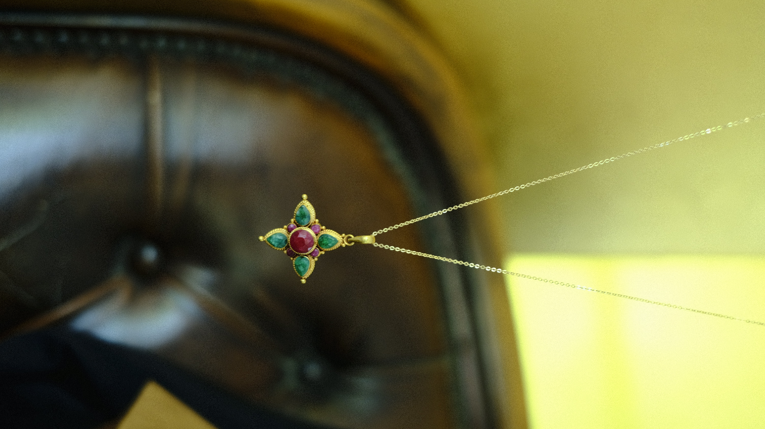 尼泊尔鎏金红宝绿宝吊坠—绿色