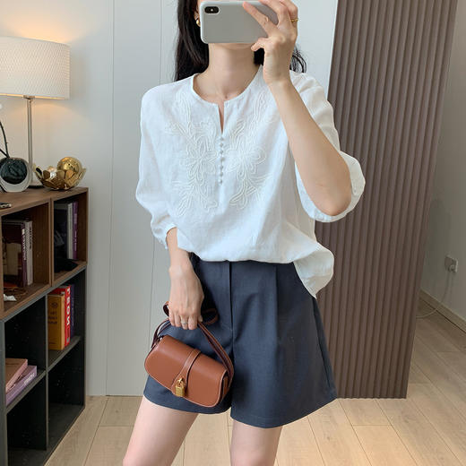 简约随性！亚麻V领精致刺绣花朵显瘦透气清爽慵懒舒适衬衫！ 商品图2