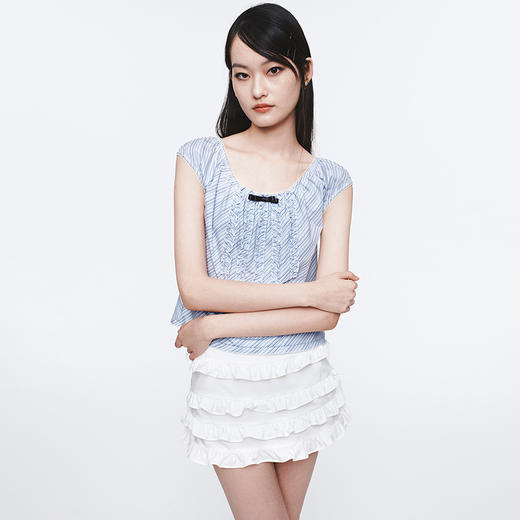 HERLIAN 2025夏季新品女士木耳边设计斜条纹小上衣 商品图3