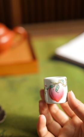 粉彩桃子盖置