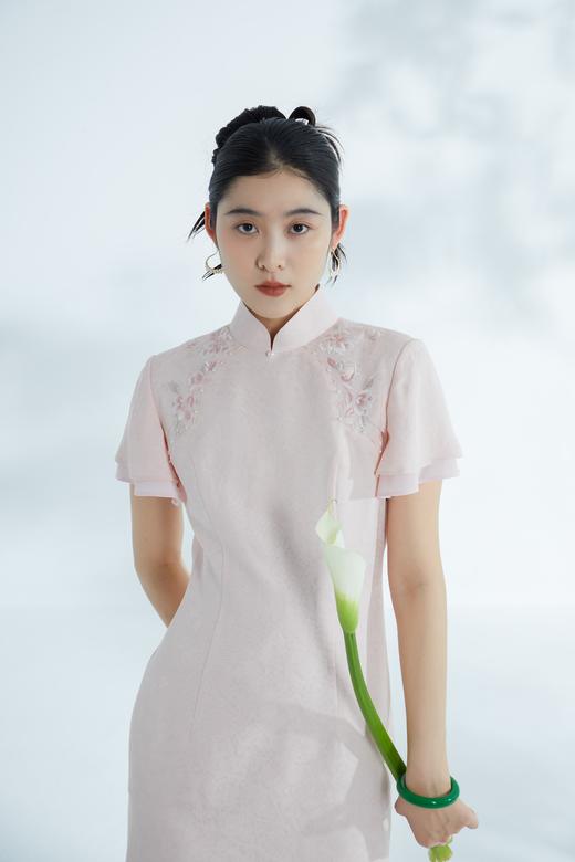 荷言HEYEN 合熹 卷草纹桑蚕丝非遗花罗旗袍雪纺飘袖桃花刺绣高级定制 商品图0